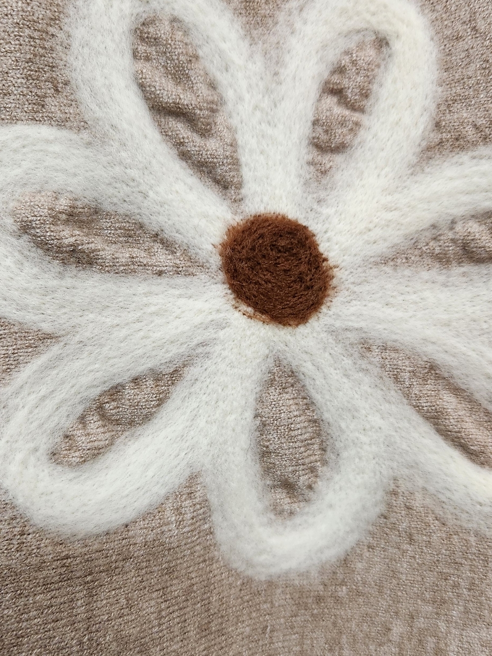 Aaeda Brand, Beige Floral Appliqué Women's Sweater. L - Picture 8 of 10